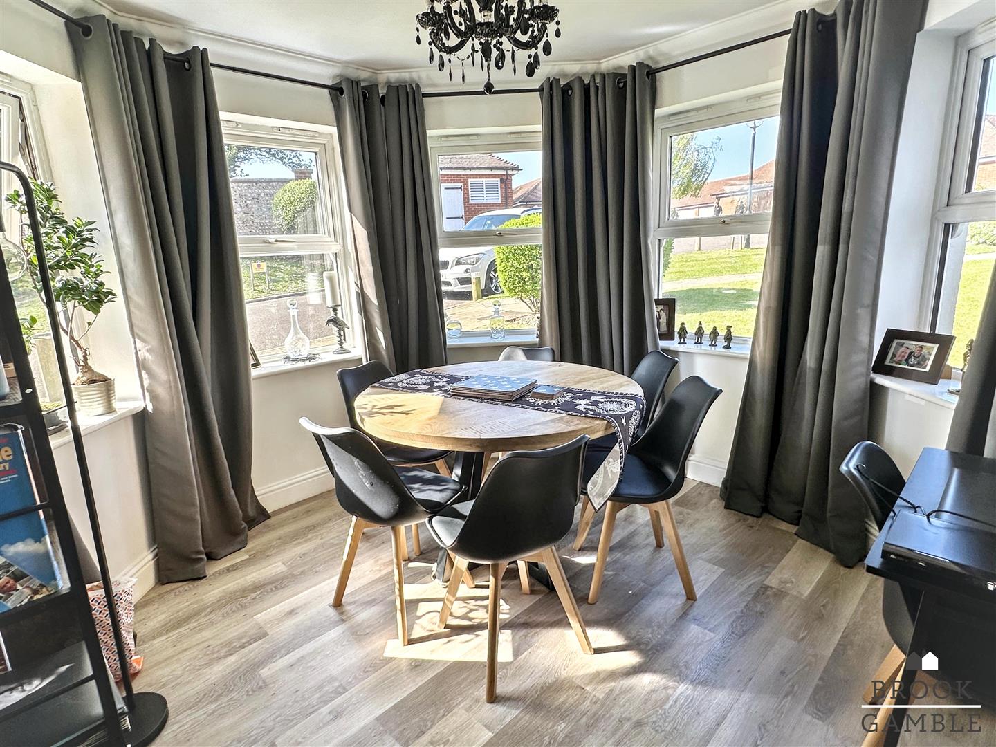 2 Bedroom Flat/Apartment. St. Annes Road in Eastbourne,  4